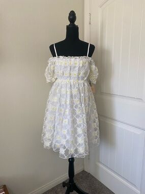 Unique Vintage White Mini Dress with Yellow Daisy Embroidery
